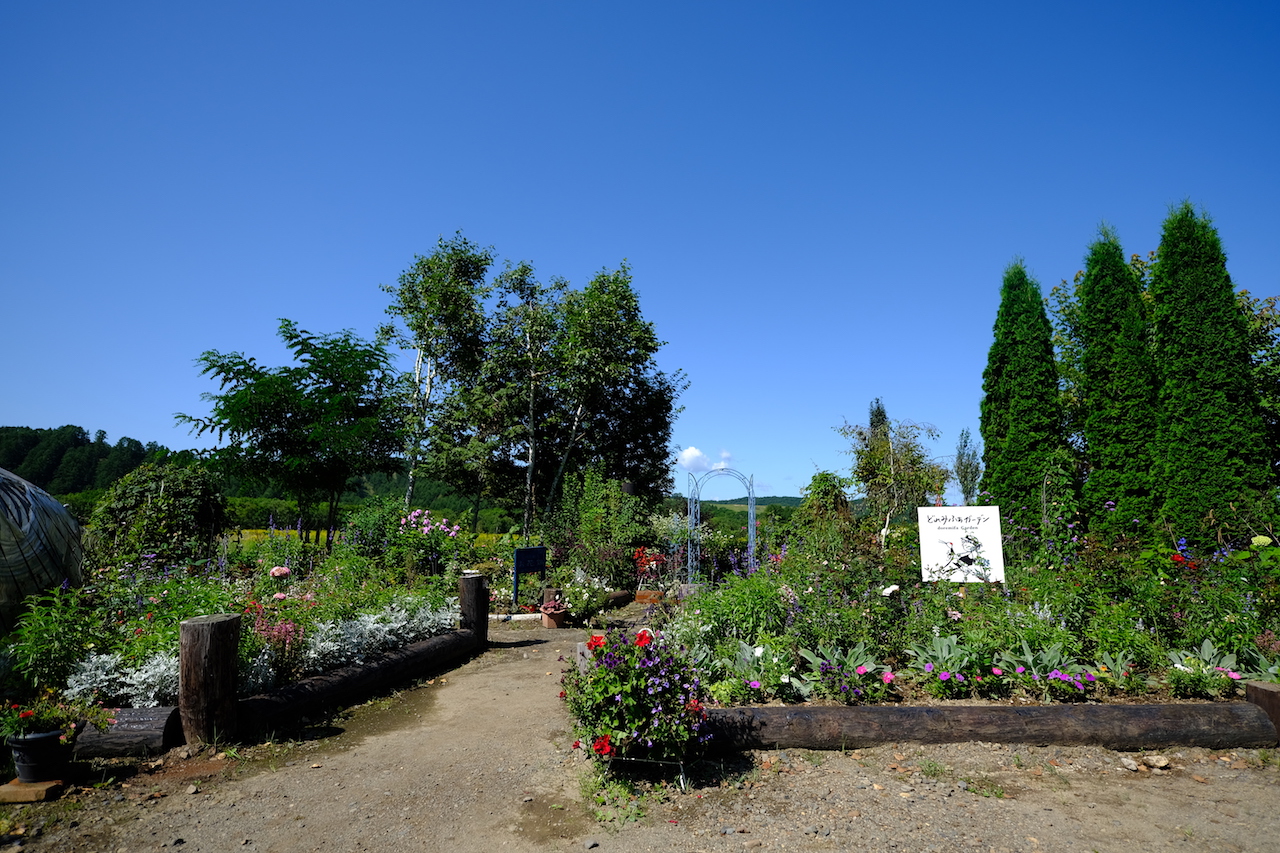 北海道のローズガーデン・鶴居村の丹頂と薔薇のどれみふぁ空ガーデン